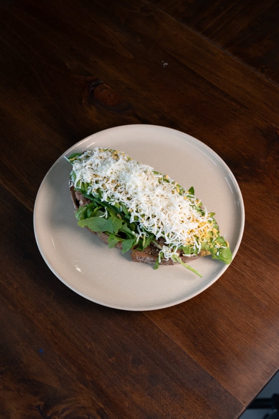 Tostada verde con rúcula y queso en SOA Coffee