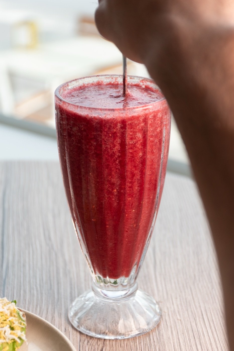 Batido de frutos rojos con pajita en la terraza